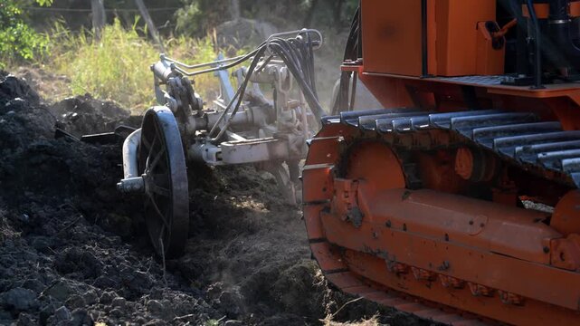 Lavorazione del terreno con mezzo cingolato aratura terreno molto duro