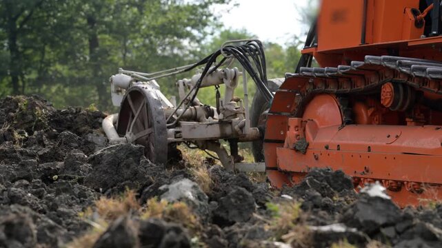 Lavorazione del terreno con mezzo cingolato aratura terreno molto duro