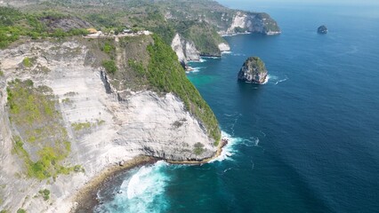 Obraz premium Scenic Aerial View of a Hidden Tropical Beach on Nusa Penida Island