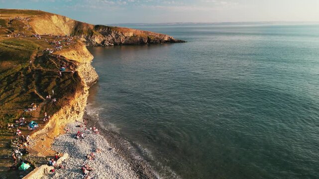 Dunraven Bay&mdash;the people gathers before the eclipse of the sun