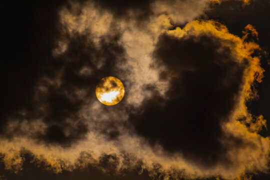 Sol entre nubes