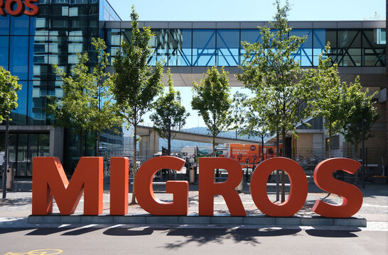 Migros Logo von der Schweizerischen Migros Genossenschaft in Z&uuml;rich beim Migros Supermarkt in Z&uuml;rich Filiale Herdern, Z&uuml;rich 13.8.2026
