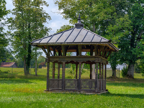 H&ouml;lzerne Pagode im Park des Buchheim Museums am Starnberger See, Bernried, Oberbayern, Bayern, Deutschland