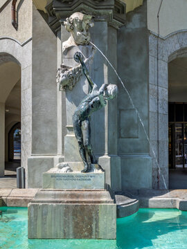 Brunnen am Karlstor "Brunnenbuberl", M&uuml;nchen, Oberbayern, Bayern, Deutschland