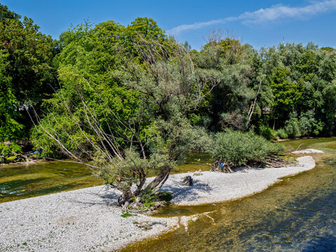 Menschen erfrischen sich am Ufer der k&uuml;hlen Isar an einem hei&szlig;en Sommertag, M&uuml;nchen, Oberbayern, Bayern, Deutschland