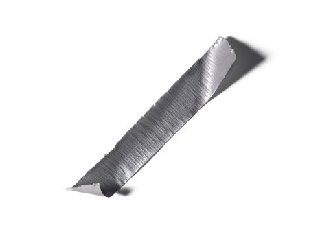  Tira de cinta adhesiva plateada de una sola diagonal sobre fondo blanco; elemento de dise&ntilde;o de cinta adhesiva para dise&ntilde;o gr&aacute;fico, collage y recursos editoriales creativos.