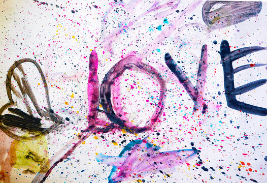  Palabra love pintada por un ni&ntilde;o con acuarela marr&oacute;n amarillenta sobre papel. Fondo art&iacute;stico infantil hecho a mano para el amor, la infancia y recursos editoriales creativos.