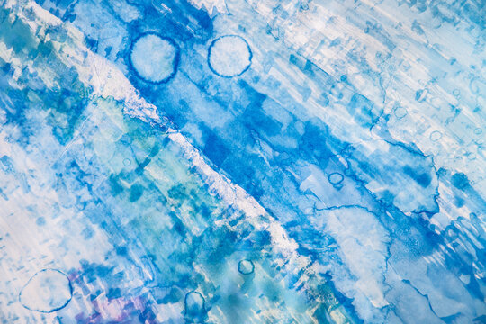  Primer plano de acuarela azul con marcas de burbujas, textura abstracta. Textura art&iacute;stica abstracta para dise&ntilde;o creativo y recursos editoriales de papeler&iacute;a.