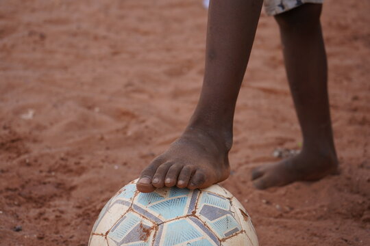 Sur le terrain d entra&icirc;nement un un gar&ccedil;onnet pose so n pied sur un ballon  bobo diuolasso Burkina Faso