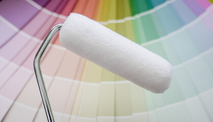 Obraz premium Paint roller against color swatches making color choice