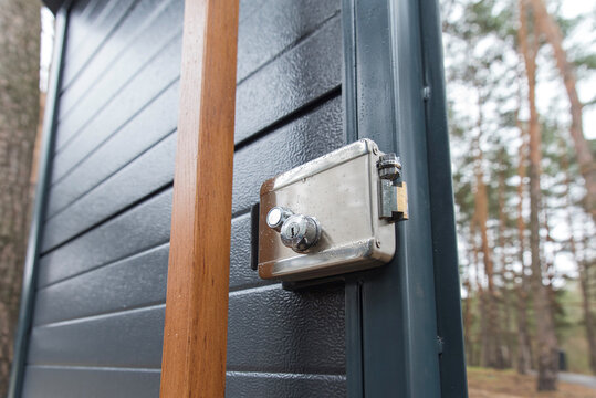 Stainless steel electromechanical gate lock with keyhole and water drops