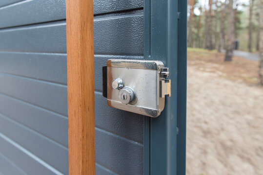 Stainless steel electromechanical gate lock with keyhole