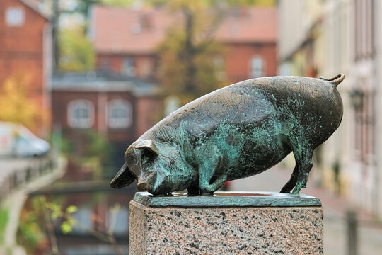 Wismar, Germany. Pig sculpture, one of the four sculptures of pigs on the four conrners of the Schweinsbrucke (Pigs' bridge). The sculptures by the German sculptor Christian Wetzel was created in 1989
