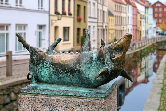 Wismar, Germany. Pig sculpture, one of the four sculptures of pigs on the four conrners of the Schweinsbrucke (Pigs' bridge). The sculptures by the German sculptor Christian Wetzel was created in 1989