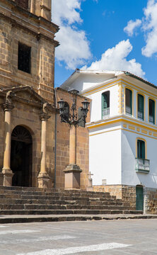 San Gil, Santander, Colombia, Yo Amo San Gil, banca de piedra, parque principal, parque Gallineral, plaza, turismo Santander, viaje, destino tur&iacute;stico, parque, sombra, &aacute;rboles, patrimonio cultural, tu