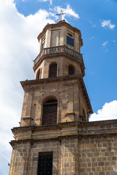 Torre del campanario y fachada de piedra de la catedral en San Gil Santander Colombia