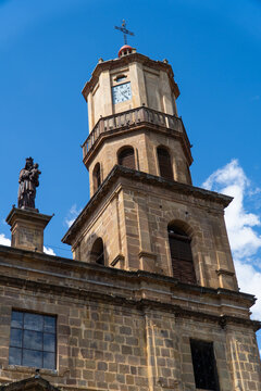 Torre del campanario y fachada de piedra de la catedral en San Gil Santander Colombia