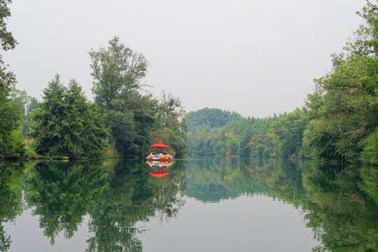 La Charente &agrave; Jarnac offre un d&eacute;cor paisible o&ugrave; le fleuve m&eacute;andre doucement, bord&eacute; de quais historiques, de chais r&eacute;put&eacute;s et de parcs verdoyants invitant &agrave; la fl&acirc;nerie et aux loisirs nautiques.