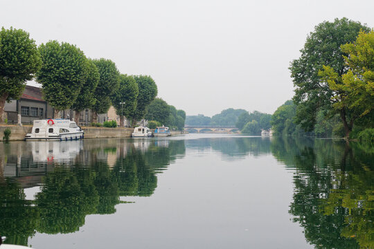 La Charente &agrave; Jarnac offre un d&eacute;cor paisible o&ugrave; le fleuve m&eacute;andre doucement, bord&eacute; de quais historiques, de chais r&eacute;put&eacute;s et de parcs verdoyants invitant &agrave; la fl&acirc;nerie et aux loisirs nautiques.