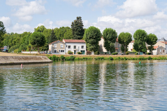 La Charente &agrave; Jarnac offre un d&eacute;cor paisible o&ugrave; le fleuve m&eacute;andre doucement, bord&eacute; de quais historiques, de chais r&eacute;put&eacute;s et de parcs verdoyants invitant &agrave; la fl&acirc;nerie et aux loisirs nautiques.