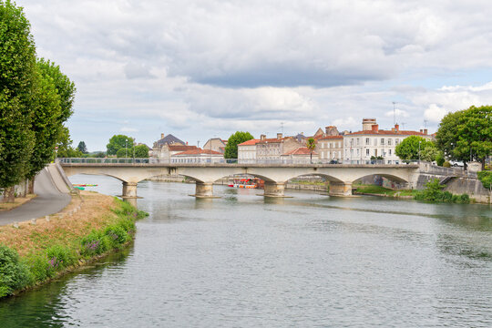 La Charente &agrave; Jarnac offre un d&eacute;cor paisible o&ugrave; le fleuve m&eacute;andre doucement, bord&eacute; de quais historiques, de chais r&eacute;put&eacute;s et de parcs verdoyants invitant &agrave; la fl&acirc;nerie et aux loisirs nautiques.