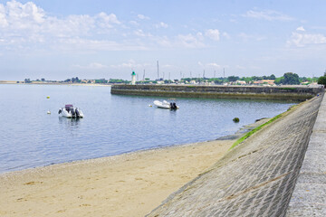 Le port de La Flotte sur l'île de Ré séduit par son bassin en arrondi, ses terrasses animées et ses façades typiques, offant une escale maritime pleine de charme et d'authenticité. © bru greg