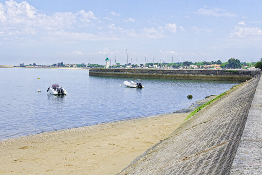 Le port de La Flotte sur l'&icirc;le de R&eacute; s&eacute;duit par son bassin en arrondi, ses terrasses anim&eacute;es et ses fa&ccedil;ades typiques, offant une escale maritime pleine de charme et d'authenticit&eacute;.