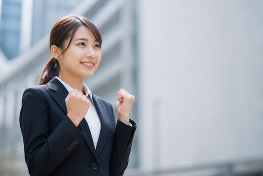 ガッツポーズで決意する日本人女性 Generative AI