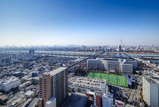 高高層ビル群と広大な住宅街が広がる関東の都市風景