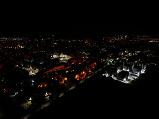 Panorama miasta nocą z lotu ptaka