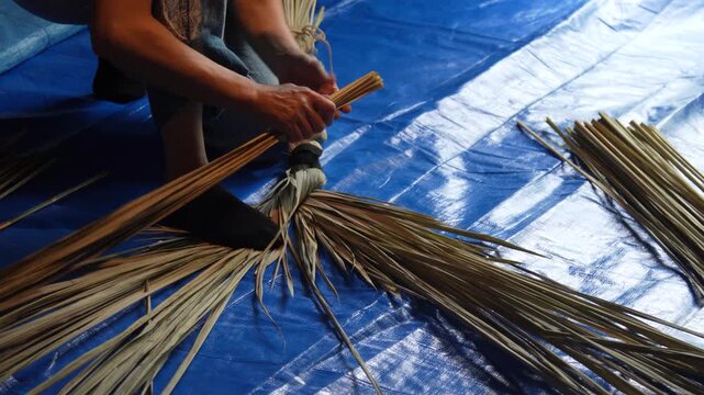 輪飾りを作る女性
