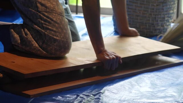 輪飾りを作る女性