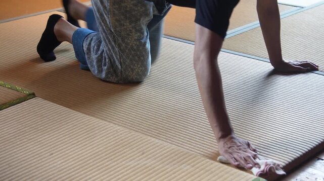 畳の拭き掃除をする女性
