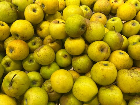 green apple, apple, fresh apples, apel manalagi, malang apple, fresh fruit, heap of apples, pile of fruit, harvest, organic, agriculture, healthy food, fruit market, grocery, fresh produce, natural ba