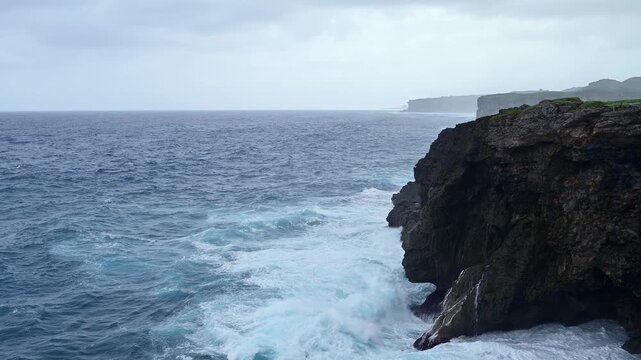 断崖に打ち寄せる荒波　沖縄　宮古島市　七又海岸
