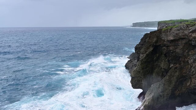 断崖に打ち寄せる荒波　沖縄　宮古島市　七又海岸
