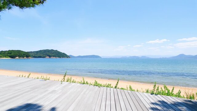  白いウッドデッキから眺める晴れた夏の瀬戸内海　香川県の直島