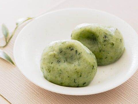 白い皿の上の美味しい草餅