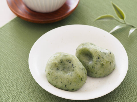 白い皿の上の草もち