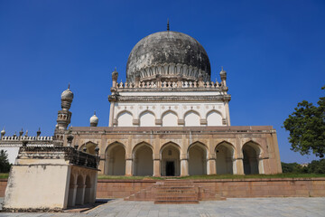 Obraz premium Qutb Shahi Tombs displaying ancient Islamic architecture in Hyderabad