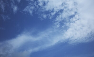 Obraz premium The sky was clear blue, with sparse white clouds scattered throughout