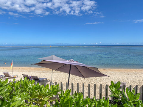 Parasol sur plage de la Saline, &icirc;le de la R&eacute;union 