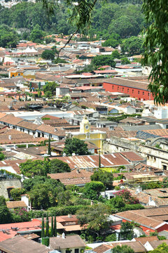 Arco de Santa Catalina ubicado en la ciudad de Antigua Guatemala, visto desde el Cerro de la Cruz. Toma Vertical.