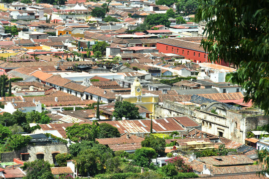 Arco de Santa Catalina ubicado en la ciudad de Antigua Guatemala, visto desde el Cerro de la Cruz. Toma Horizontal.