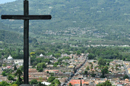 Vista de la ciudad de Antigua Guatemala desde el cerro de la cruz.