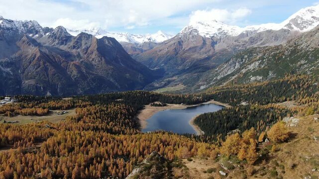 Ripresa aerea del foliage al Lago Pal&ugrave; in Valmalenco, Lombardia, in autunno