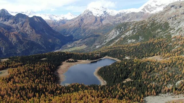 Ripresa aerea del foliage al Lago Pal&ugrave; in Valmalenco, Lombardia, in autunno