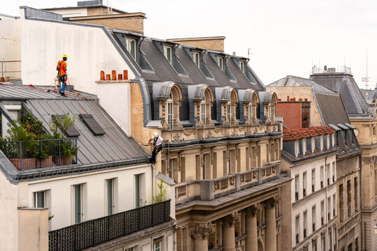 Personnes intervient dans les travaux en hauteur et d&rsquo;acc&egrave;s difficile comme toiture. 