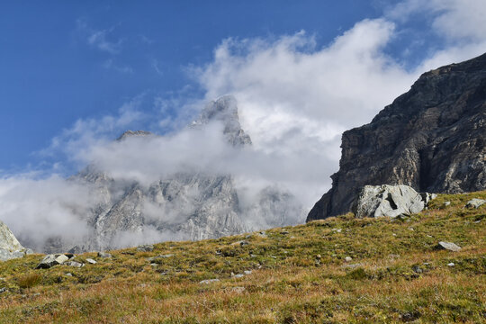 Il monte Cervino visto salendo al colle del Teodulo.