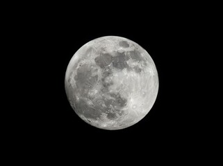 Fototapeta premium A detailed, high-resolution close-up view of the full moon set against a solid black background, showcasing the craters and lunar surface textures in clear, crisp detail.